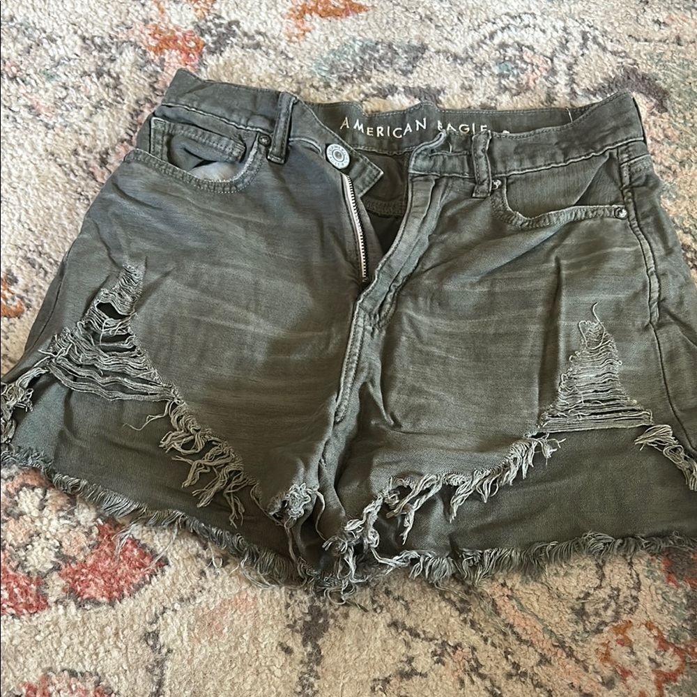 American Eagle Outfitters Highest Rise Distressed Mom Short size 4